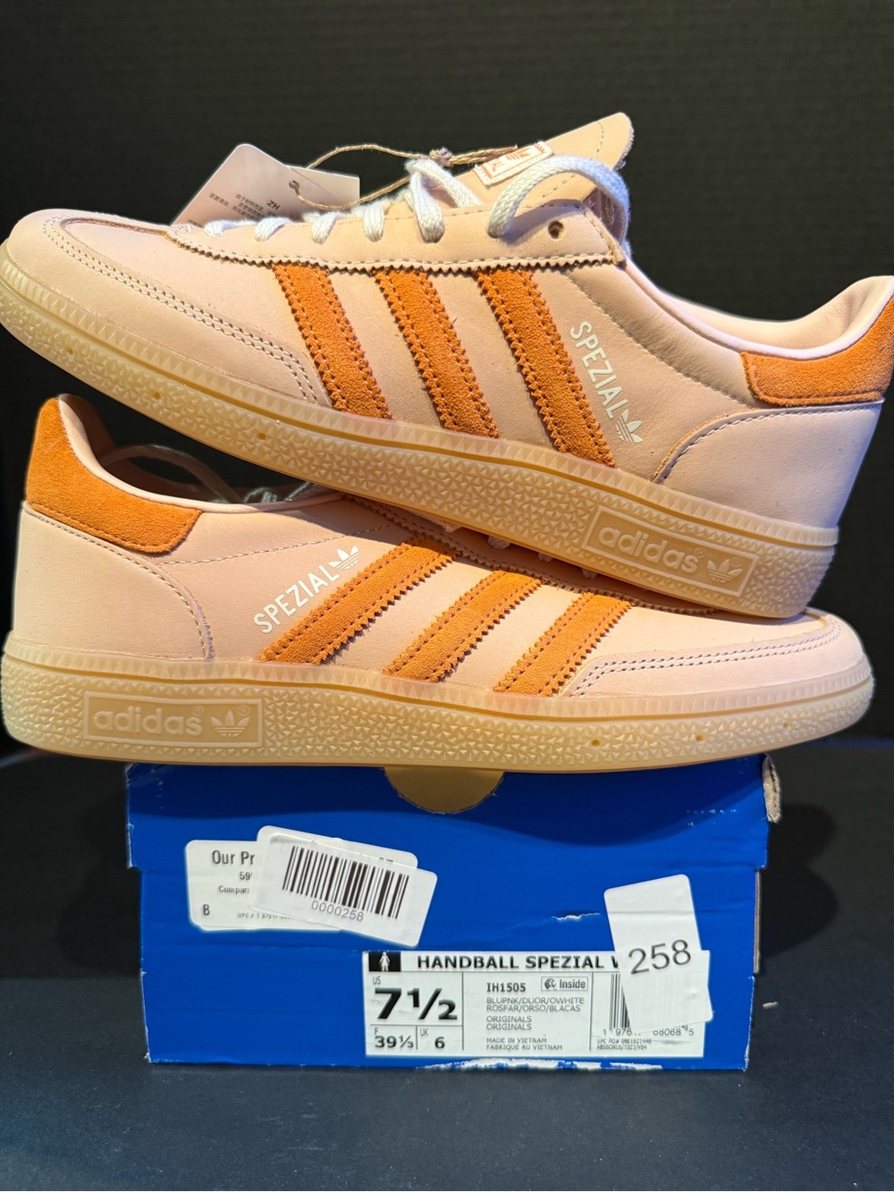 adidas women’s Handball Spezial 7.5W